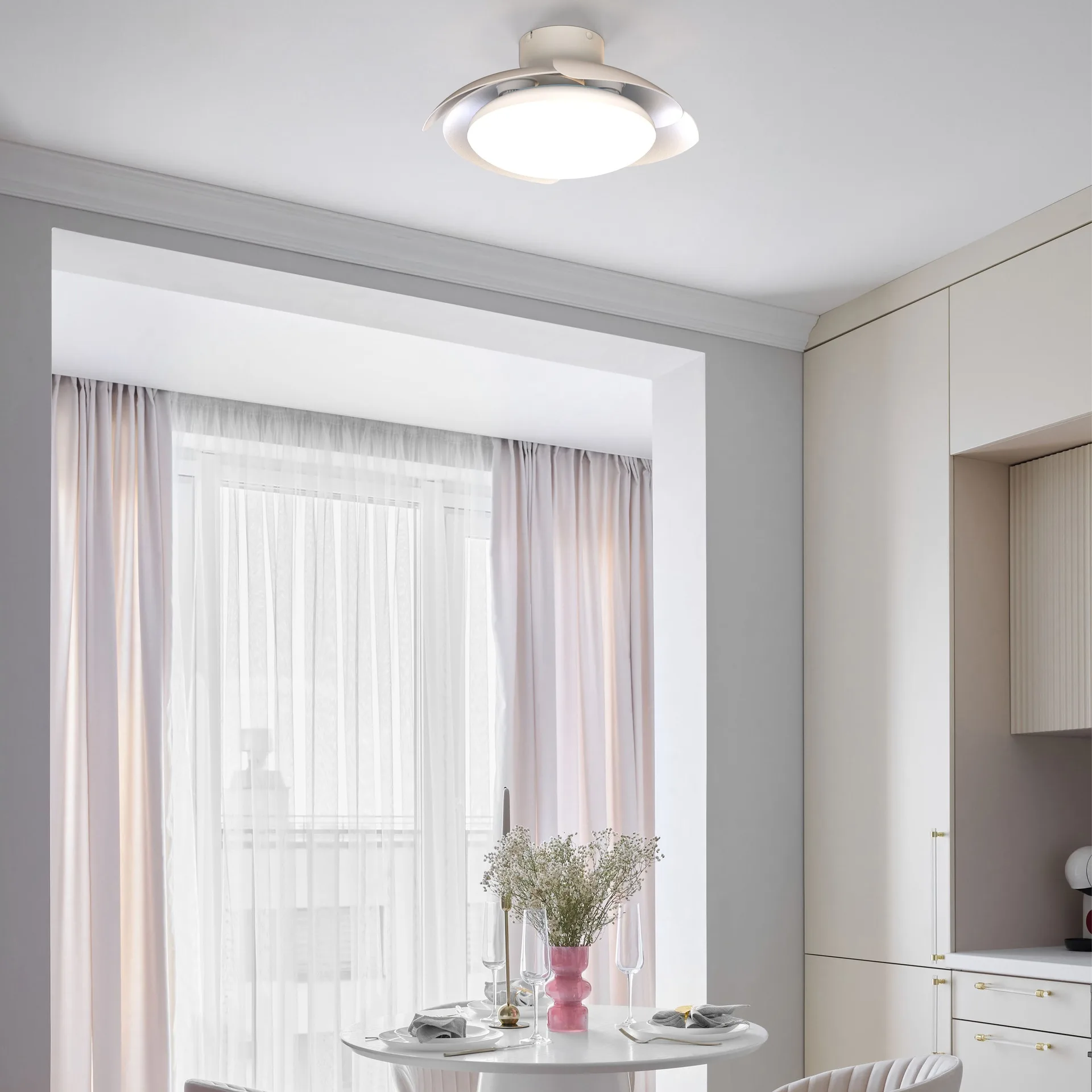 Ventilador plafón Aloha II con aspas retráctiles y LED regulable Ventilador de techo tipo plafón Aloha II con aspas retráctiles, motor DC y luz LED regulable