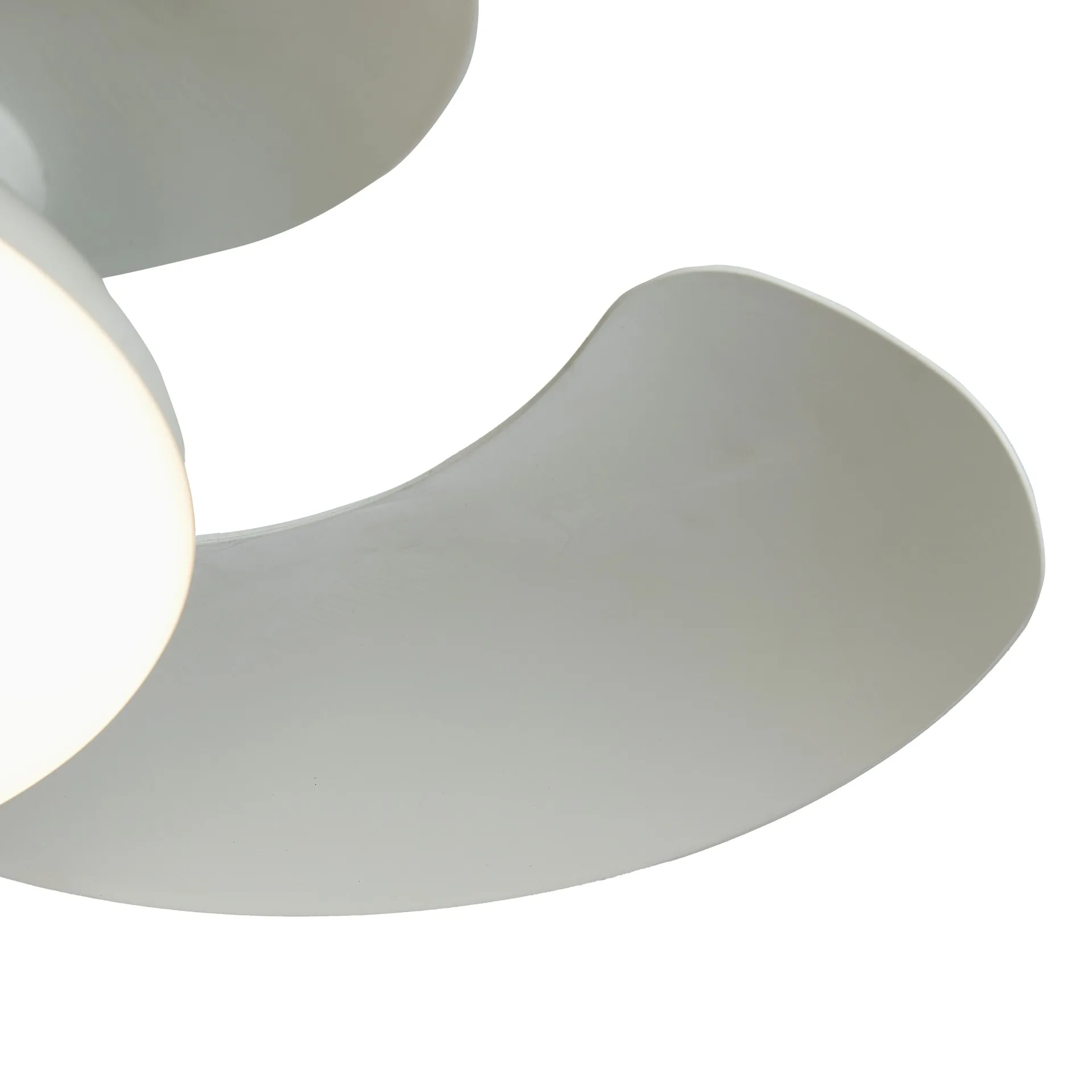 Ventilador plafón Aloha II con aspas retráctiles y LED regulable Ventilador de techo tipo plafón Aloha II con aspas retráctiles, motor DC y luz LED regulable