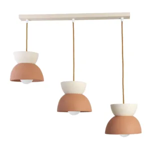 Regleta con tres luces colgantes en cerámica de tonos terracota y beige, disponible en Lámparas Móstoles.