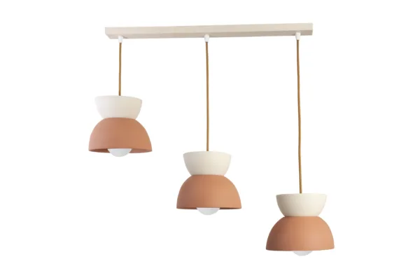 Regleta con tres luces colgantes en cerámica de tonos terracota y beige, disponible en Lámparas Móstoles.