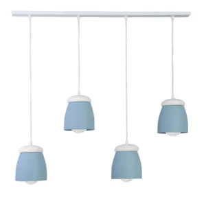 Regleta de cuatro luces colgantes en cerámica azul con detalles en blanco, disponible en Lámparas Móstoles.