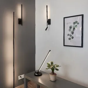 Lámpara de pie de diseño minimalista en acabado negro mate, con iluminación LED integrada de 25W, luz cálida de 3000K y 1950 lúmenes.