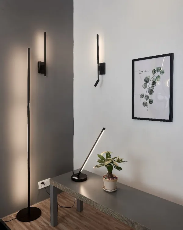 Lámpara de pie de diseño minimalista en acabado negro mate, con iluminación LED integrada de 25W, luz cálida de 3000K y 1950 lúmenes.