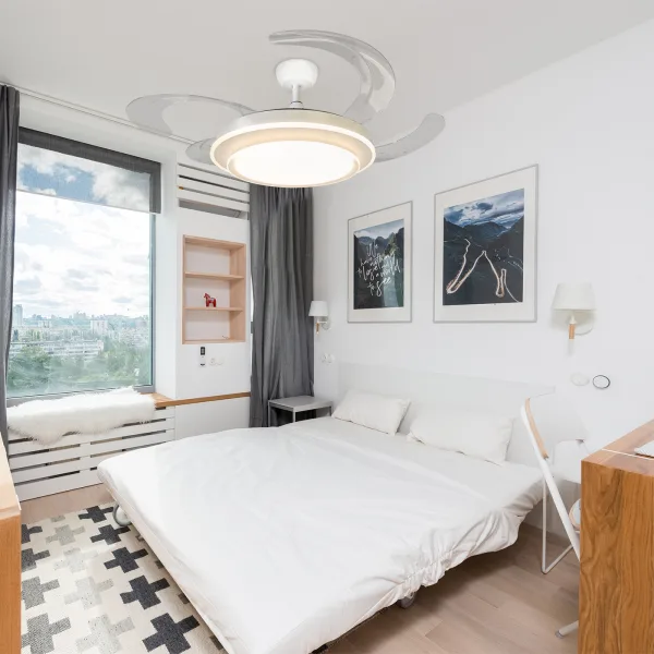 Ventilador de techo Vietor con aspas escamoteables, luz LED regulable en tres tonalidades (3000K, 4000K y 6000K) y 6 velocidades con motor DC de bajo consumo. Incluye mando a distancia. Disponible en blanco con difusor