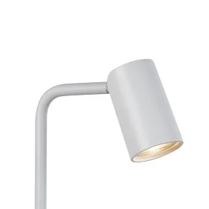 Lámpara de sobremesa SAL, fabricada en aluminio con foco orientable. Disponible en blanco mate, negro mate y negro con oro. Compatible con bombilla LED GU10 máx. 10W (no incluida).