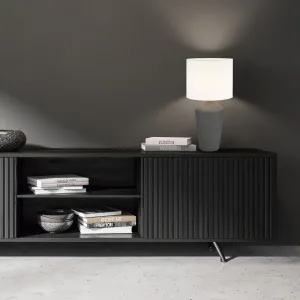 Lámpara de sobremesa con base de cerámica en cuatro colores y pantalla de tela blanca. Aporta una luz cálida y acogedora ideal para salones y dormitorios, con un diseño elegante y sofisticado.