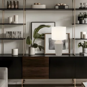 Lámpara de sobremesa con base de cerámica en cuatro colores y pantalla de tela blanca. Aporta una luz cálida y acogedora ideal para salones y dormitorios, con un diseño elegante y sofisticado.
