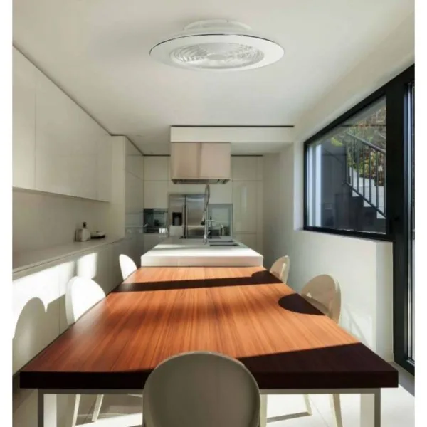 Ventilador de techo Alisio con diseño compacto, aspas ocultas, luz LED regulable, motor DC silencioso y control desde mando o app.