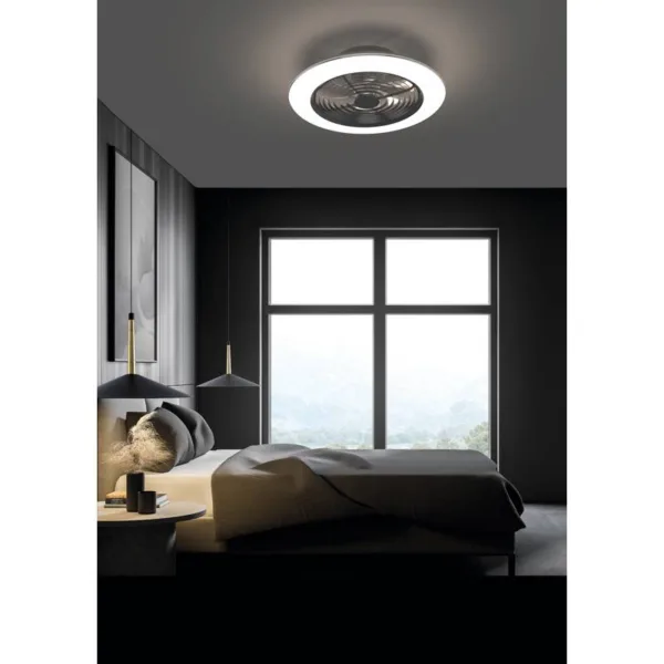 Ventilador de techo Alisio con diseño compacto, aspas ocultas, luz LED regulable, motor DC silencioso y control desde mando o app.