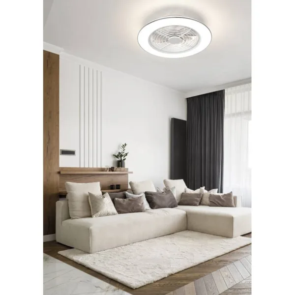 Ventilador de techo Alisio con diseño compacto, aspas ocultas, luz LED regulable, motor DC silencioso y control desde mando o app.