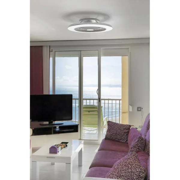 Ventilador de techo Alisio con diseño compacto, aspas ocultas, luz LED regulable, motor DC silencioso y control desde mando o app.