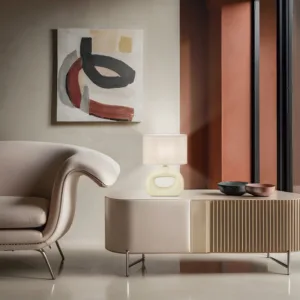 Lámpara de sobremesa Dalton con base de cerámica en tonos vainilla, terracota o blanco y pantalla textil blanca.