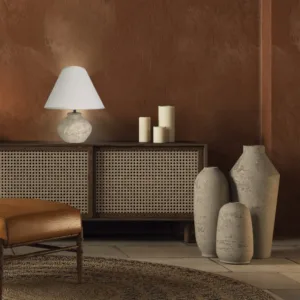 Lámpara de Sobremesa Larry Piedra – Acabado Beig o Gris – Casquillo E14 4 Lámpara de sobremesa con base cerámica efecto piedra en tonos beig o gris y pantalla blanca.