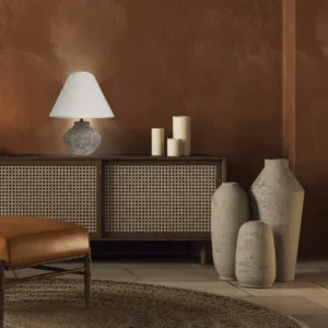 Lámpara de Sobremesa Larry Piedra – Acabado Beig o Gris – Casquillo E14 3 Lámpara de sobremesa con base cerámica efecto piedra en tonos beig o gris y pantalla blanca.