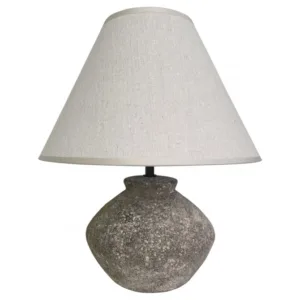 Lámpara de Sobremesa Larry Piedra – Acabado Beig o Gris – Casquillo E14 2 Lámpara de sobremesa con base cerámica efecto piedra en tonos beig o gris y pantalla blanca.