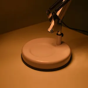 Flexo de escritorio articulable con casquillo E27, disponible en azul, lila, amarillo, negro-cuero y blanco-cromo