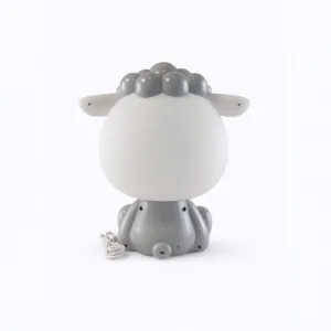 Lámpara infantil oveja LED “Sheep” – Recargable USB, tacto y 3 intensidades (gris/blanco) 6 Lámpara infantil con forma de oveja, LED 3W, luz neutra con 3 intensidades y batería recargable USB