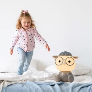 Lámpara infantil oveja LED “Sheep” – Recargable USB, tacto y 3 intensidades (gris/blanco) 3 Lámpara infantil con forma de oveja, LED 3W, luz neutra con 3 intensidades y batería recargable USB