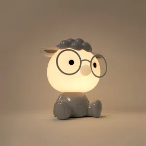 Lámpara infantil oveja LED “Sheep” – Recargable USB, tacto y 3 intensidades (gris/blanco) 4 Lámpara infantil con forma de oveja, LED 3W, luz neutra con 3 intensidades y batería recargable USB