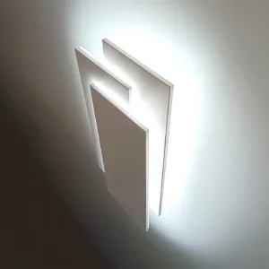 Aplique de Pared LED Orion en color blanco, negro o greige con tres temperaturas de color ajustables.