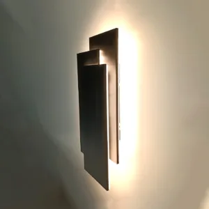 Aplique de Pared LED Orion en color blanco, negro o greige con tres temperaturas de color ajustables.