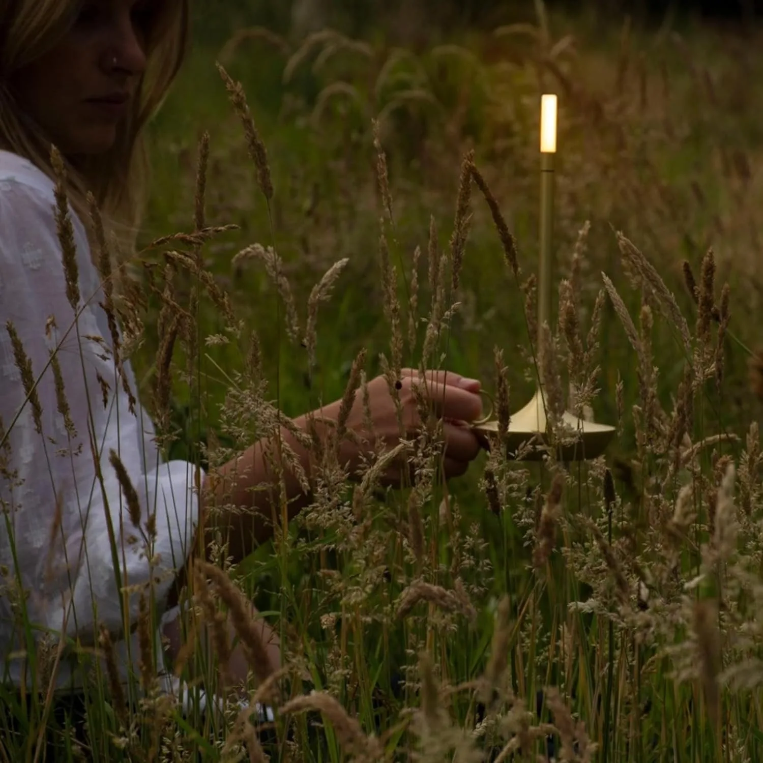 Vela Cuero – lámpara táctil tipo candil recargable (LED 2W) Lámpara de mesa tipo candil en oro satinado, táctil y recargable USB, LED 2W cálido